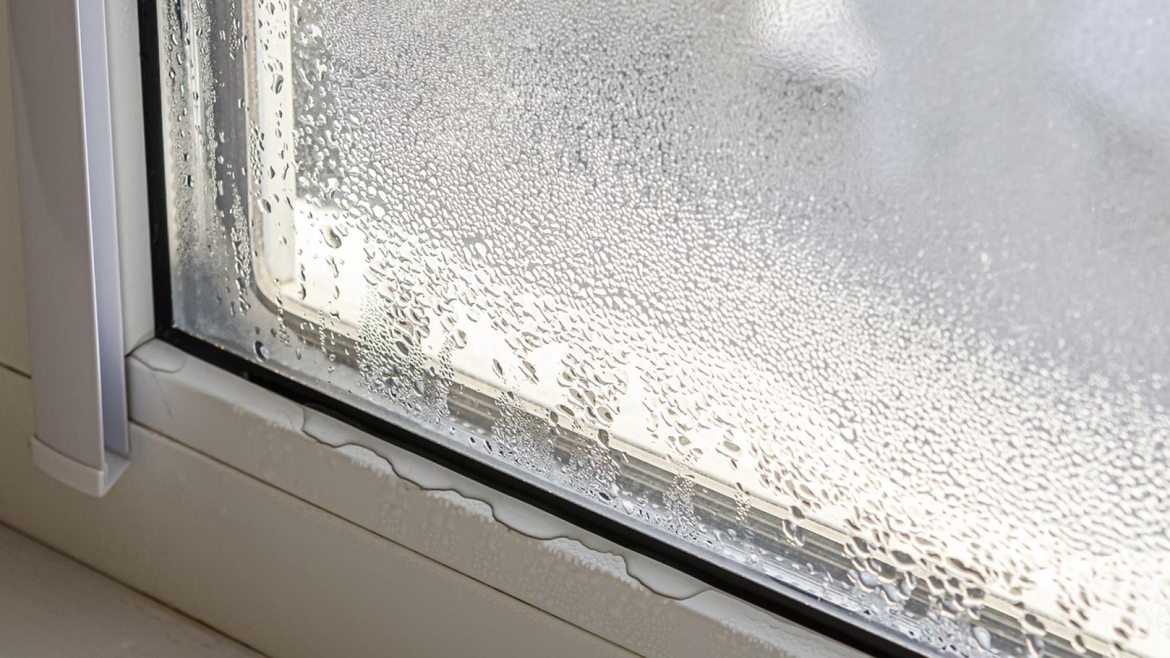 Gotas de condensación acumuladas en una ventana.