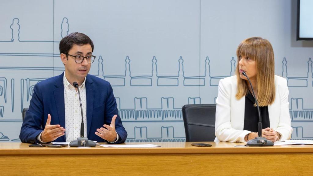 José Luis Mateos y María Sánchez en la sala de prensa del Ayuntamiento de Salamanca.