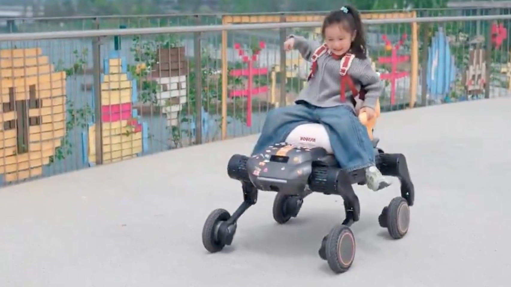 Un perro robot transportando a una niña