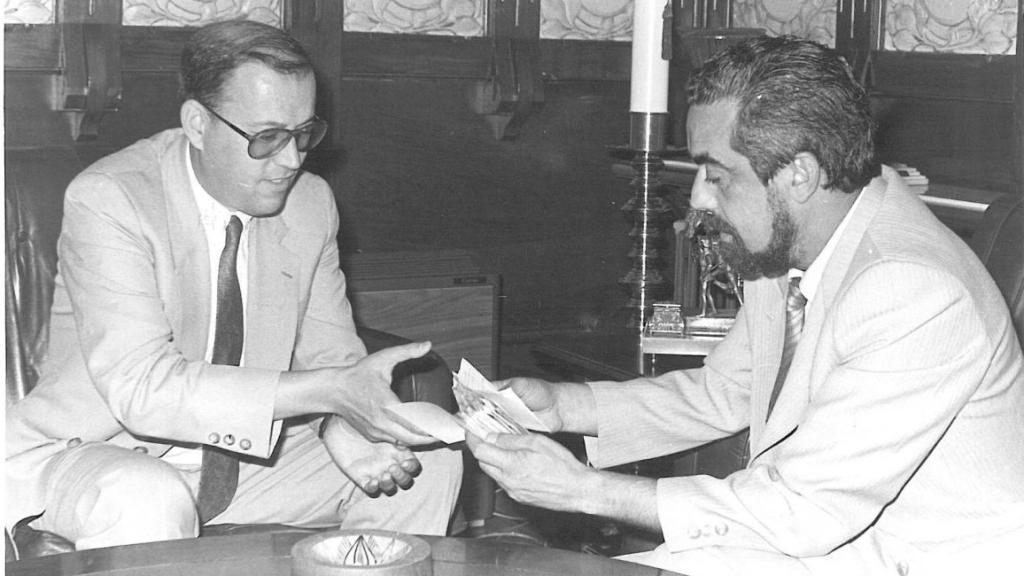 El exalcalde de Valladolid, Tomás Rodríguez Bolaños, entrega a Fernando Labajo las 300.000 pesetas de recaudación de la Marcha Asprona en la edición de 1986.