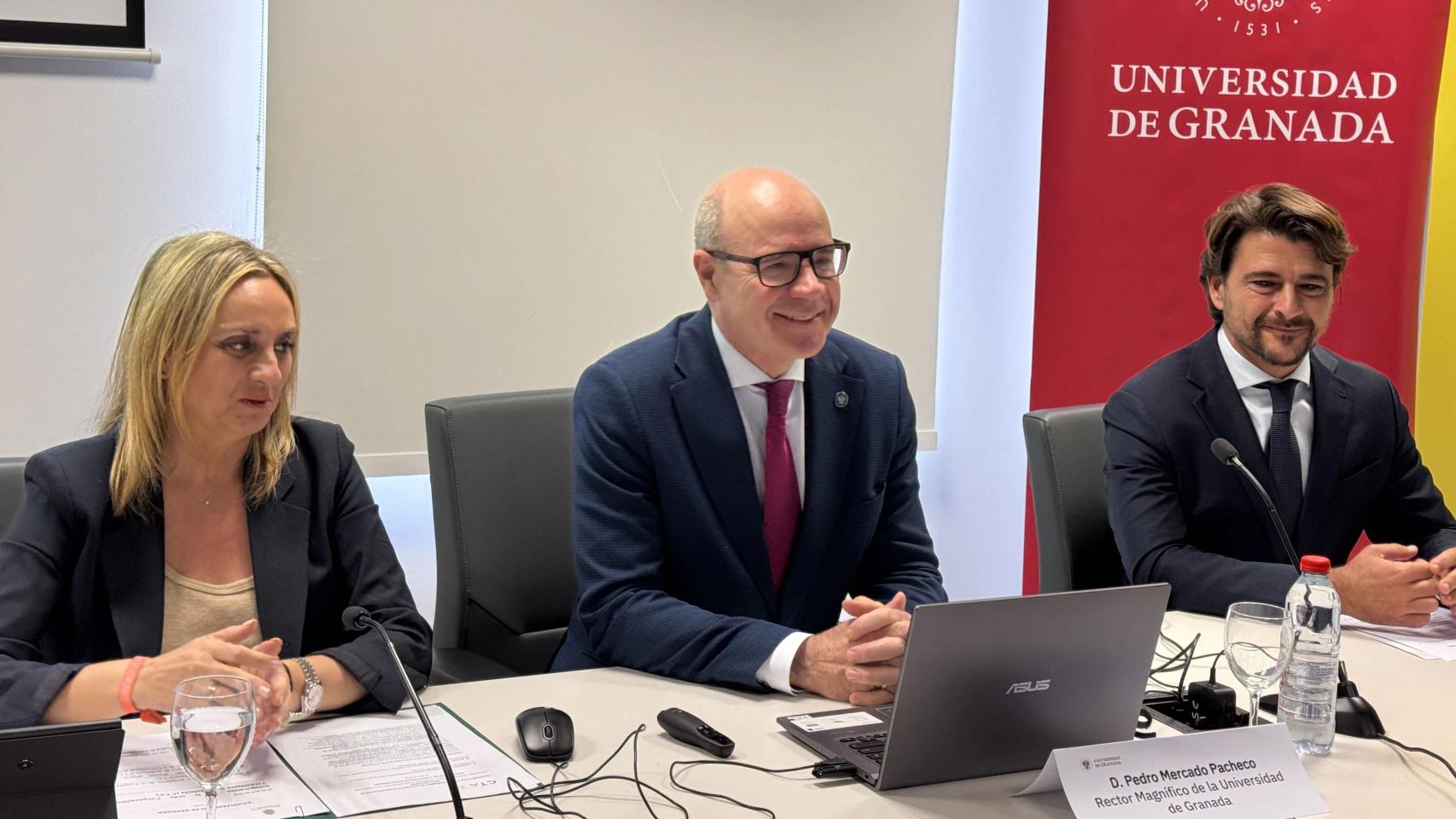 El rector de la UGR, Pedro Mercado, y la alcaldesa de Granada, Marifrán Carazo.