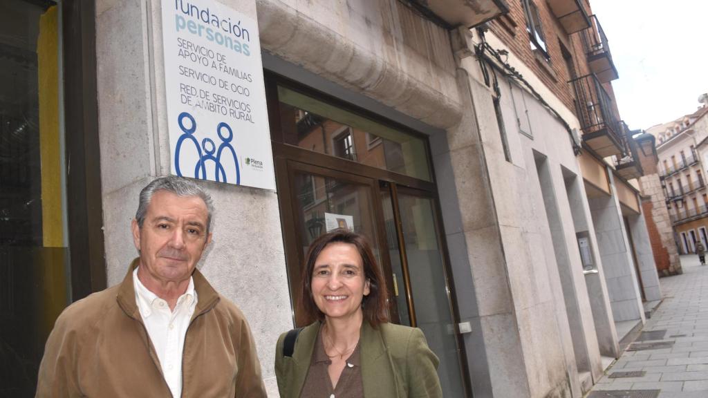 Amando Cacho y Sonia Ferrero a las puertas del centro de servicios de ocio de Asprona