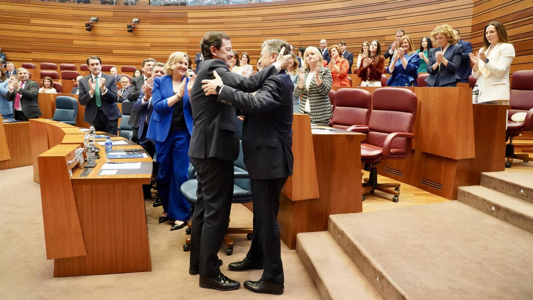 El presidente de la Junta de Castilla y León en funciones, Alfonso Fernández Mañueco, abraza al presidente de las Cortes, Francisco Vázquez, tras su elección en la sesión constitutiva de la Cámara, el pasado 14 de abril