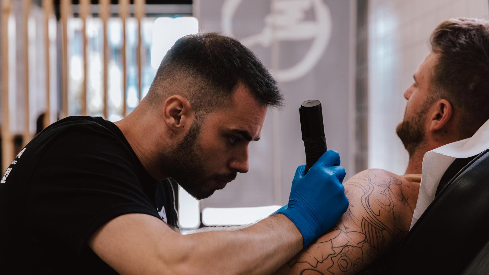 Pablo Jornet tatuando