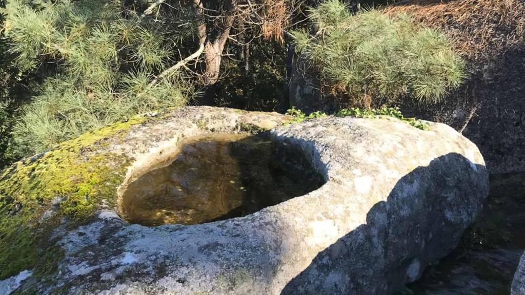 Agujero en una roca de Con da Romaíña donde cocinaban los antiguos pobladores de Sanxenxo