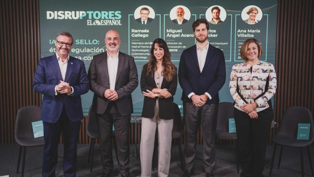 Los participantes en el evento junto a Esther Molina, la moderadora.