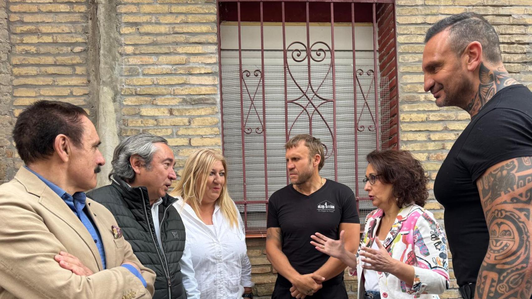 La portavoz de Vox, Eva Torres, junto al matrimonio víctima de okupación en el barrio de Delicias.