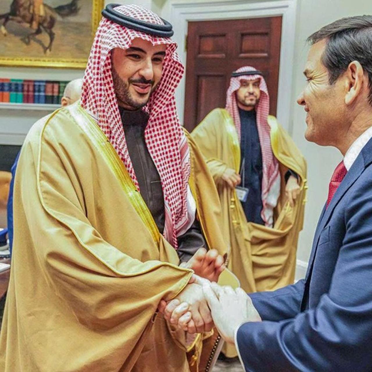 El ministro de Defensa saudí, Khalid bin Salman, saluda al secretario de Estado Marco Rubio en Washington durante una visita a la Casa Blanca en enero.