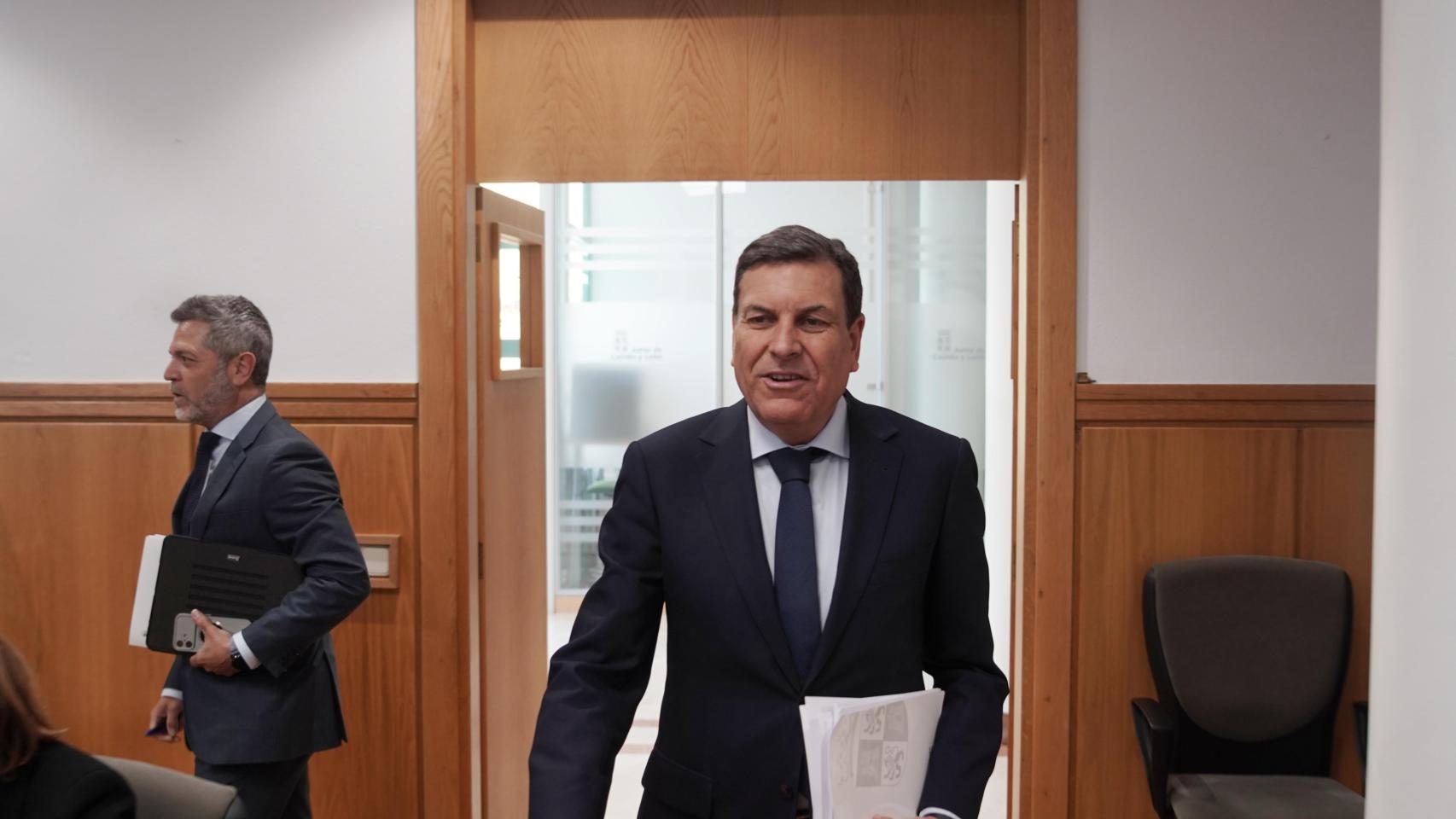 El consejero de Economía y Hacienda y portavoz, Carlos Fernández Carriedo, comparece en rueda de prensa posterior al Consejo de Gobierno.