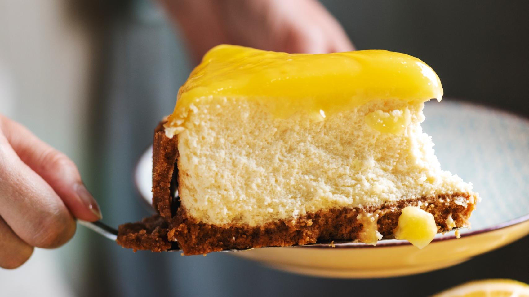 Una porción de tarta de queso
