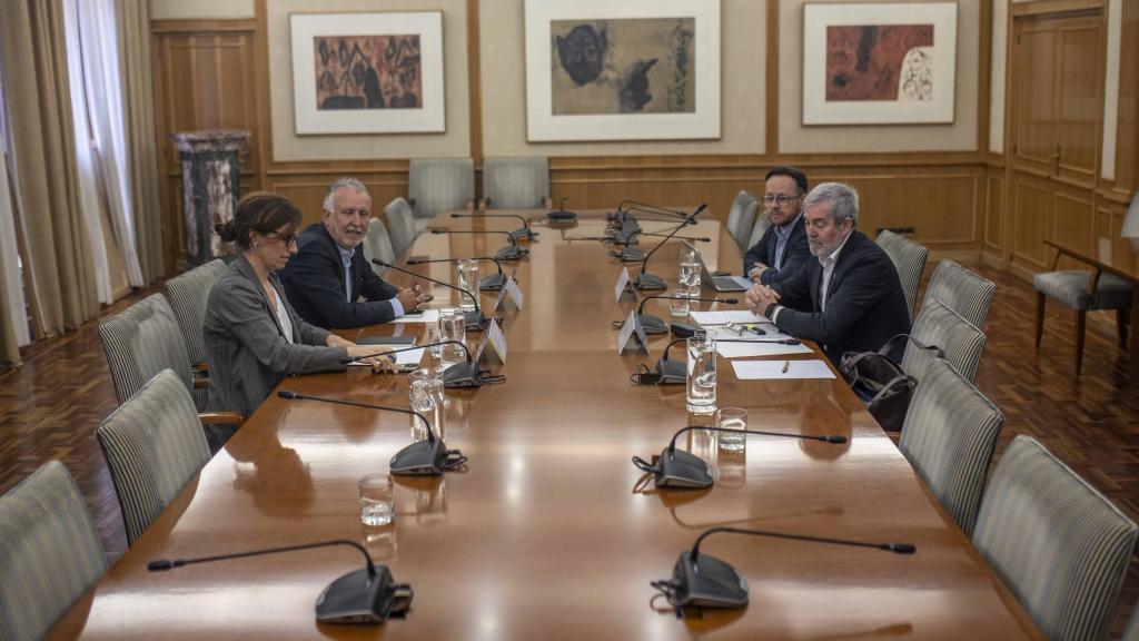 Mónica García y Ángel Víctor Torres durante la reunión con Fernando Clavijo.