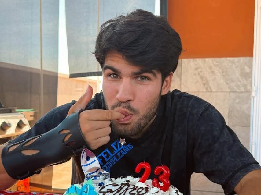 Alcaraz con su tarta de cumpleaños y la férula nueva.