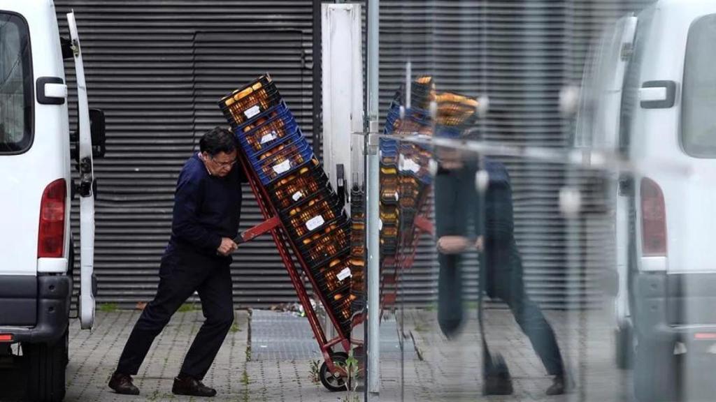 Un hombre en su puesto de trabajo. EFE