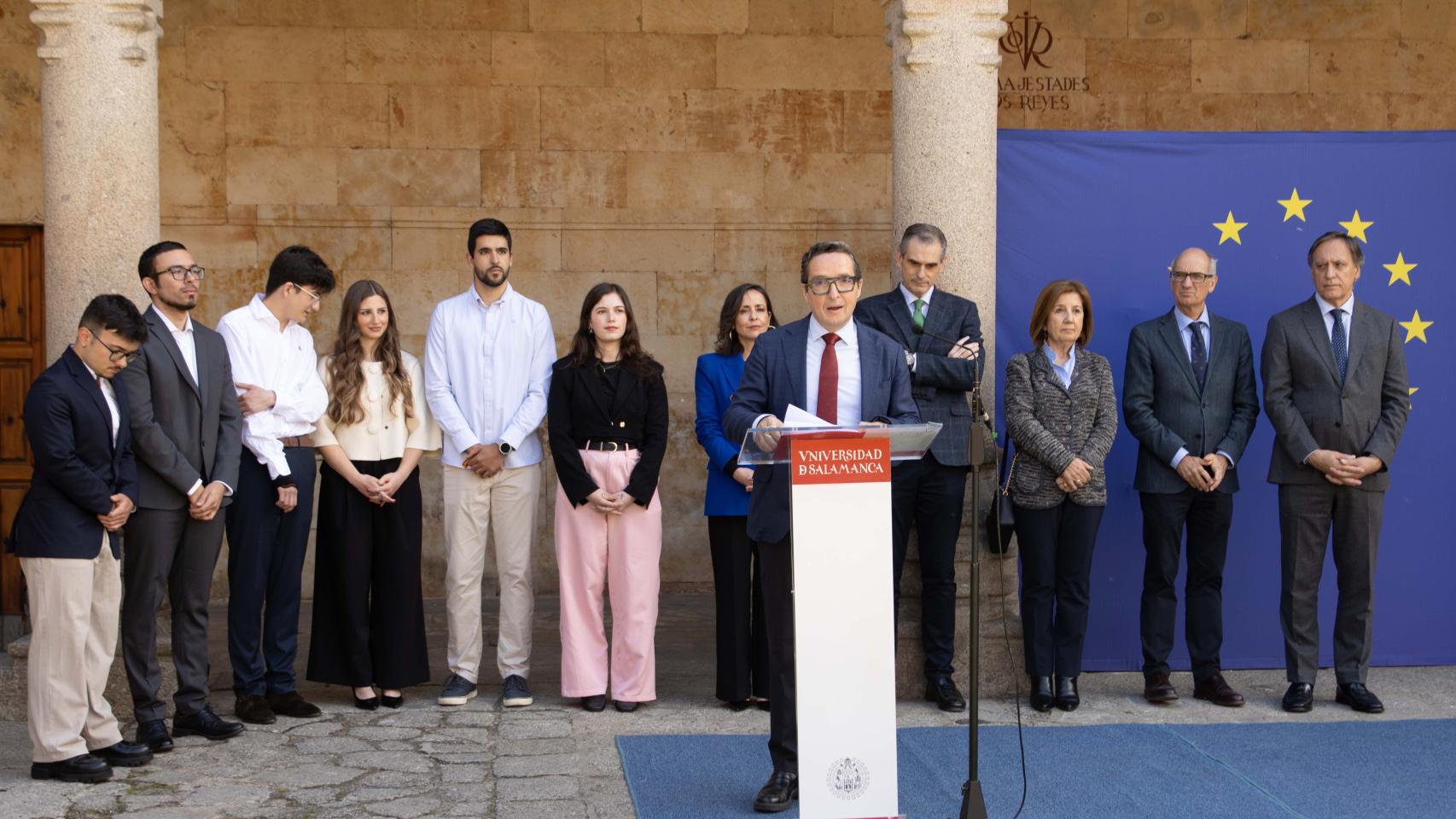 Discurso del rector de Salamanca, Juan Manuel Corchado, detrás las autoridades presentes.
