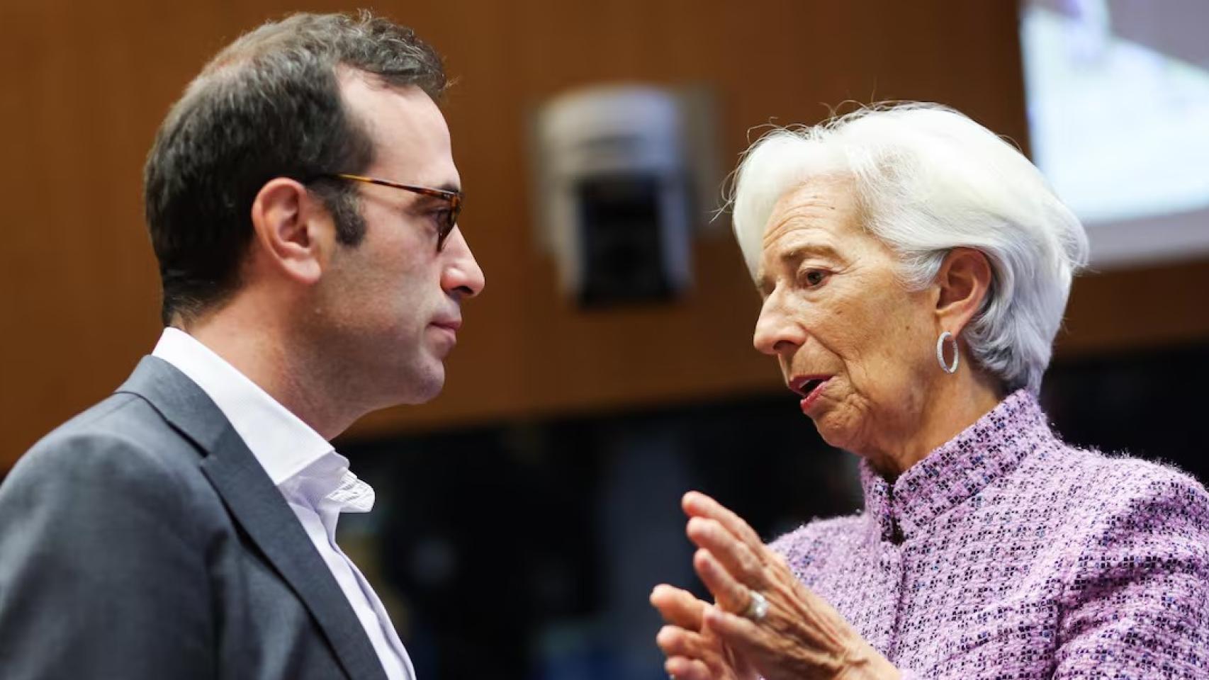 El ministro de Economía, Comercio y Empresa de España, Carlos Cuerpo y la presidenta del Banco Central Europeo (BCE), Christine Lagarde, al inicio de una reunión del Eurogrupo en 2024.