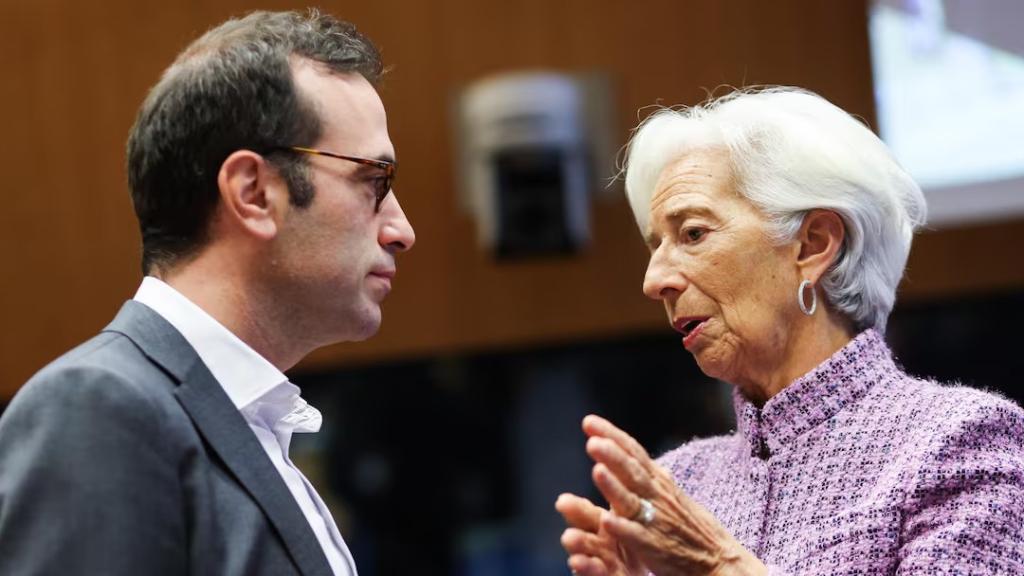 El ministro de Economía, Comercio y Empresa de España, Carlos Cuerpo y la presidenta del Banco Central Europeo (BCE), Christine Lagarde, al inicio de una reunión del Eurogrupo en 2024.