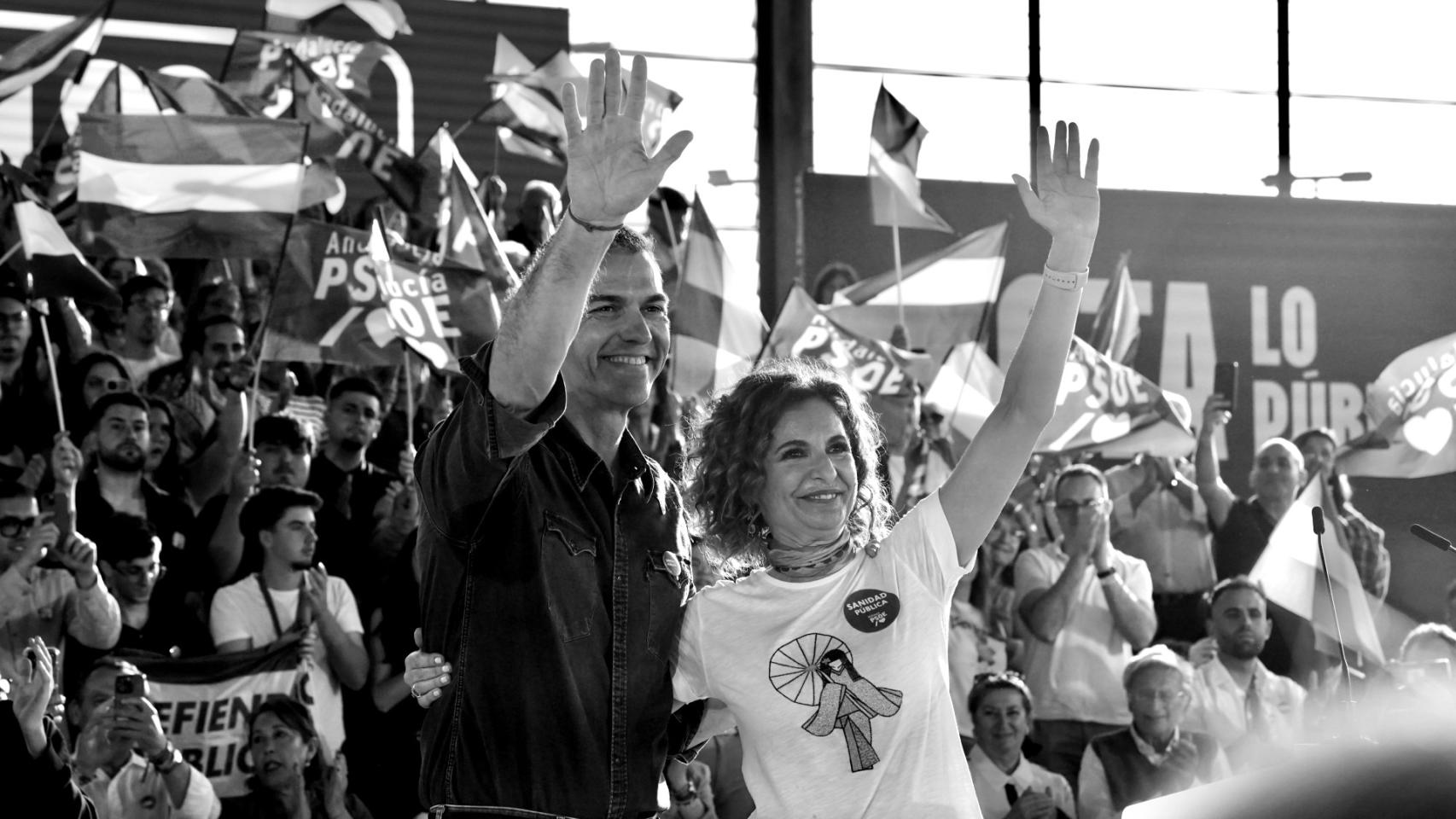 La secretaria general del PSOE-A y candidata a la Presidencia de la Junta, María Jesús Montero, junto al secretario general del PSOE y presidente del Gobierno, Pedro Sánchez, participan en un acto de campaña celebrado en Cártama (Málaga).