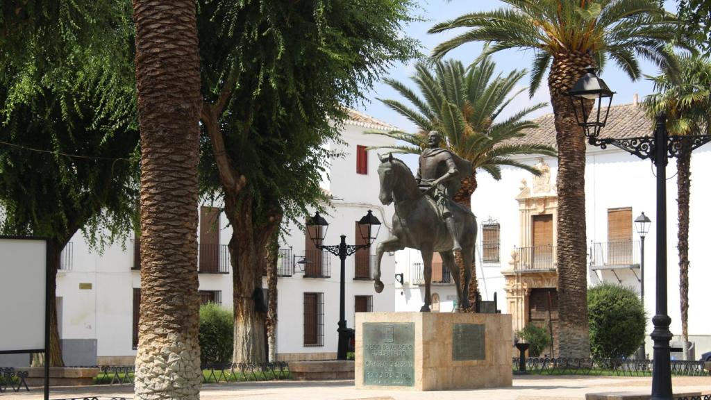 Estatua a caballo de Diego de Almagro en la Plaza Mayor de su localidad de origen, Almagro.