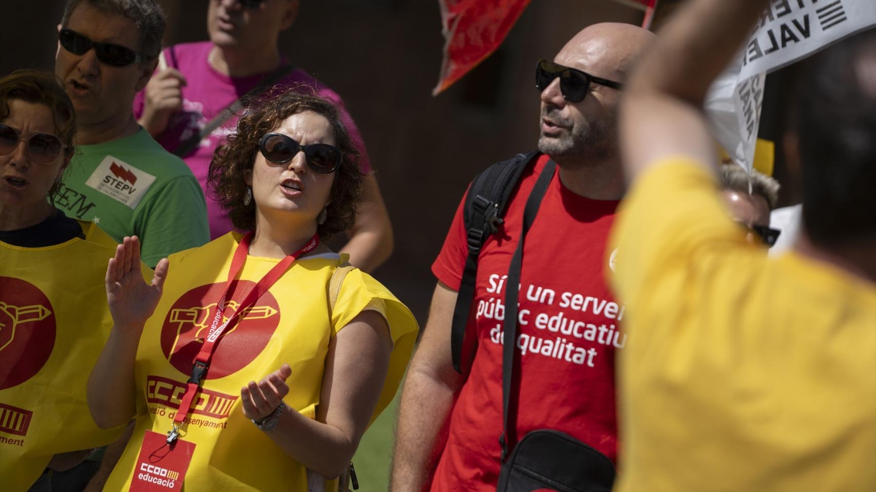 Los sindicatos protestan a las puertas de la Conselleria de Educación. Jorge Gil / EP