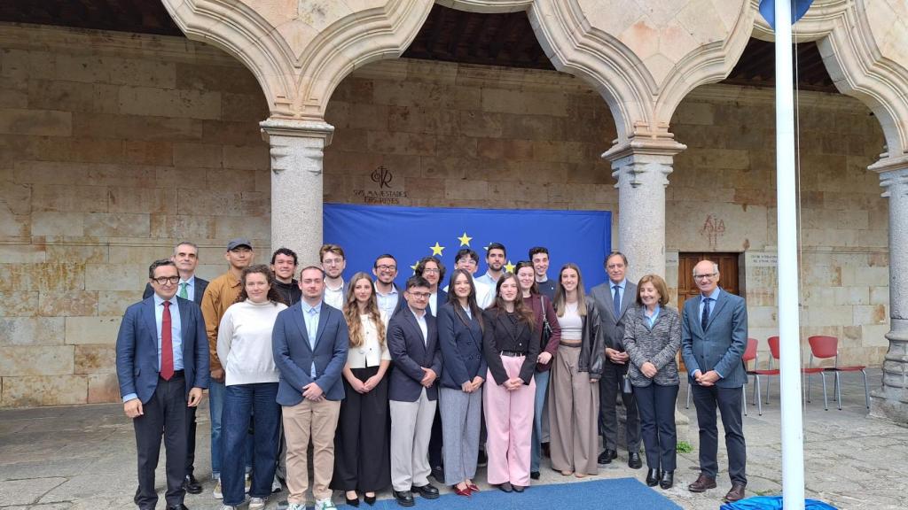 Los estudiantes del Máster en Estudios de la UE en una foto con las autoridades.