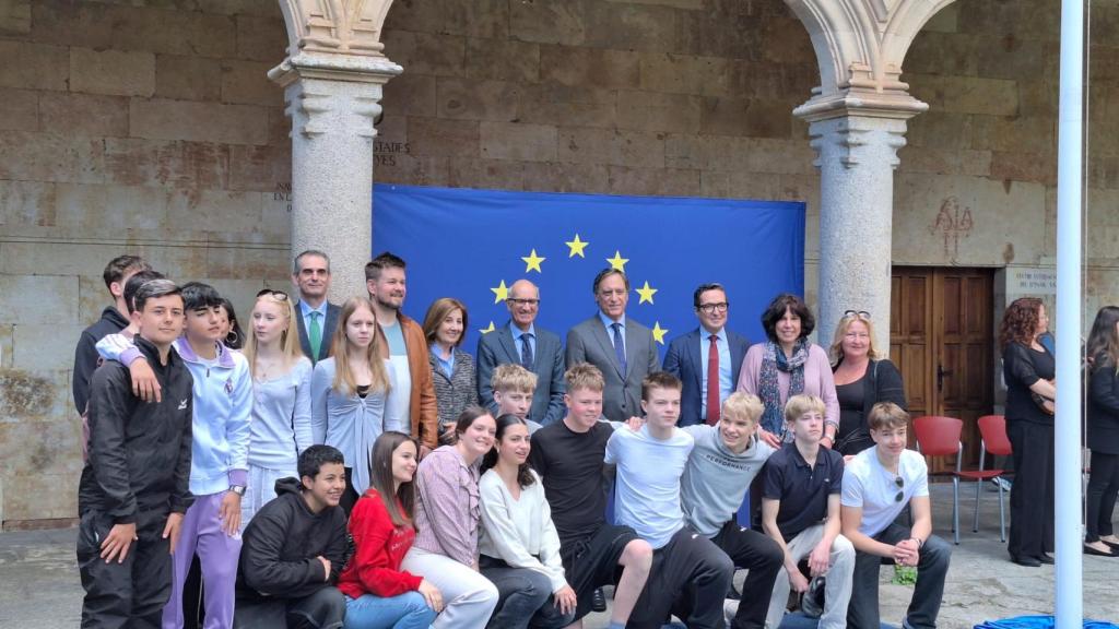 Los estudiantes del Máster en Estudios de la UE en una foto con las autoridades.