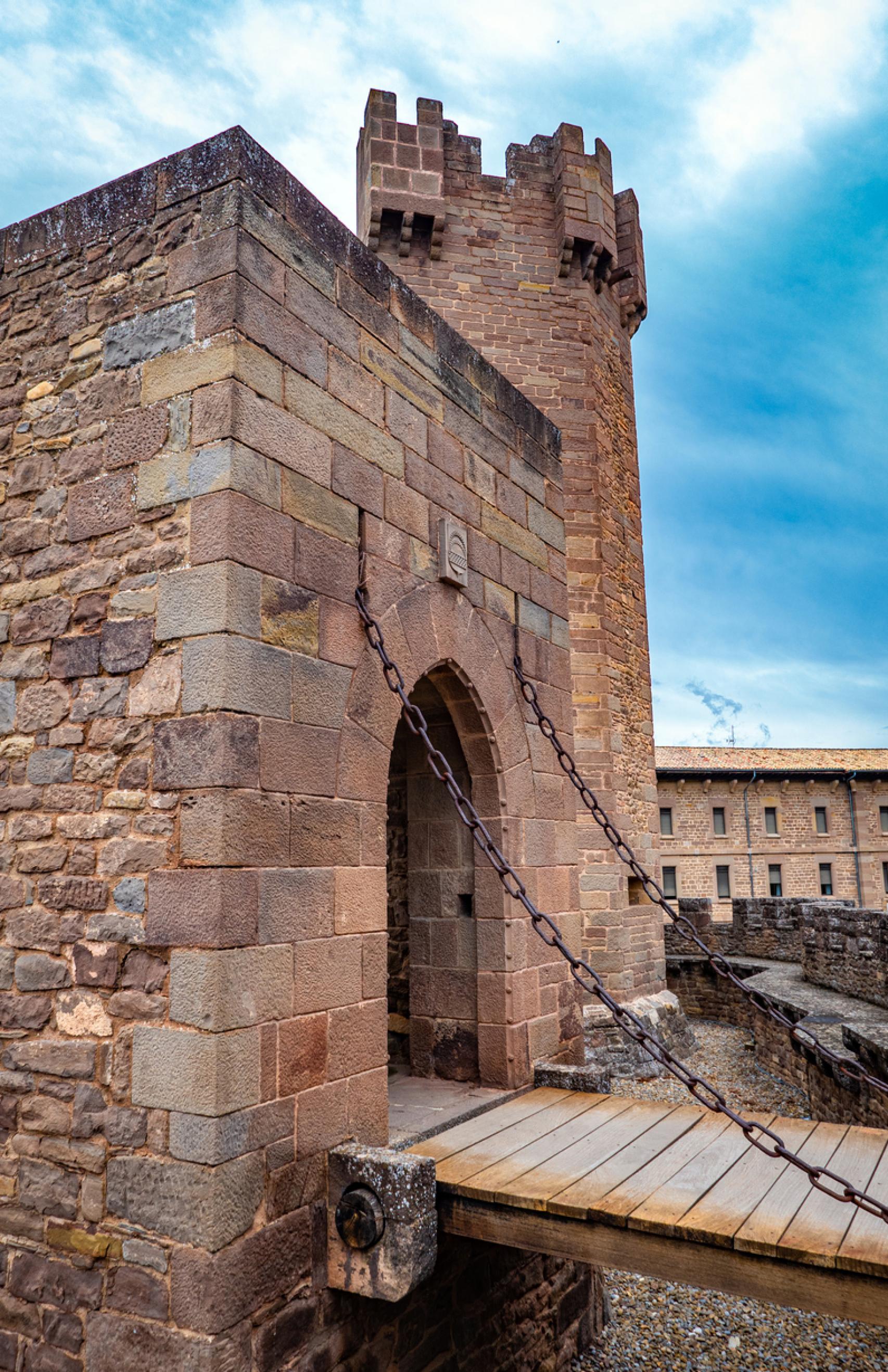 Puente levadizo del Castillo de Javier.