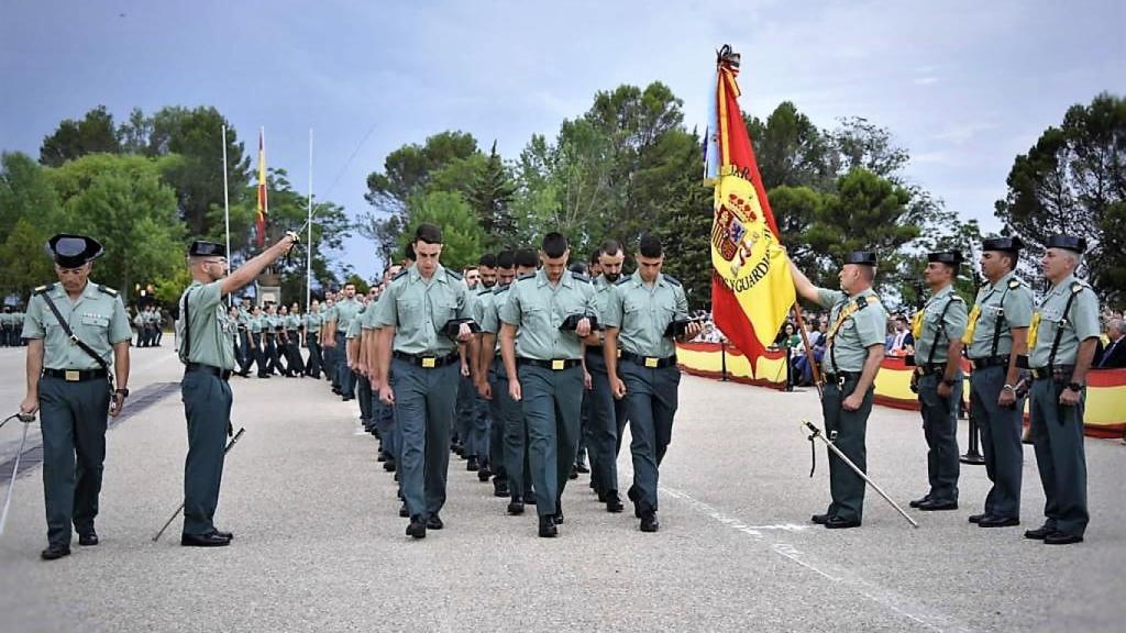 Desfile de guardias civiles en la entrega de despachos de la Academia de Baeza