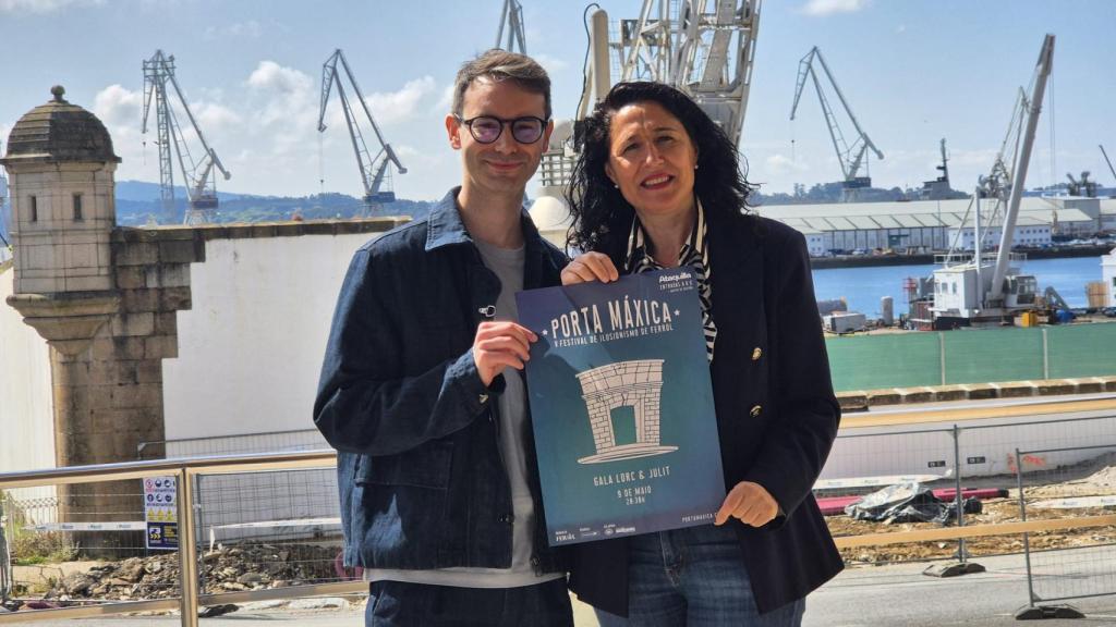 Maica García, concejala de Turismo, y Martín Varela, ilusionista, anuncian el festival Porta Máxica