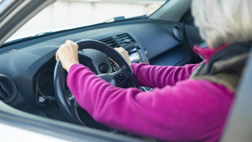 Mujer mayor conduciendo un automóvil.