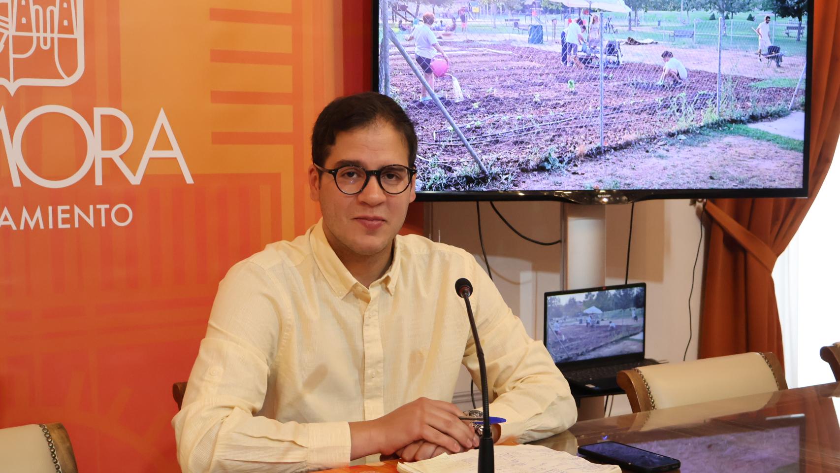 El concejal del Ayuntamiento de Zamora, Pablo Novo durante la presentación del Huerto Escuela 2026.