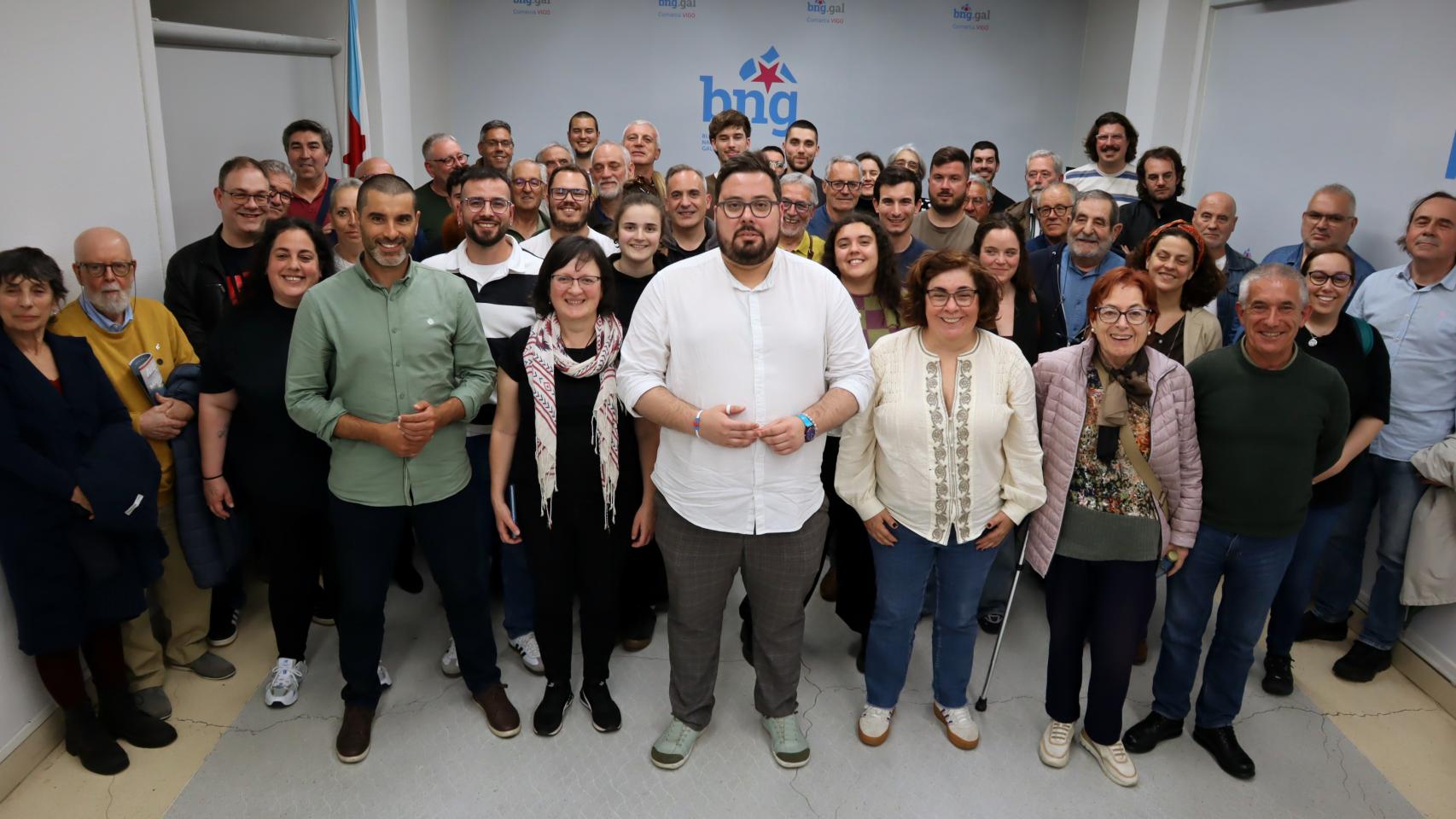 Xabier P. Igrexas (no centro) coa Asemblea Local do BNG de Vigo