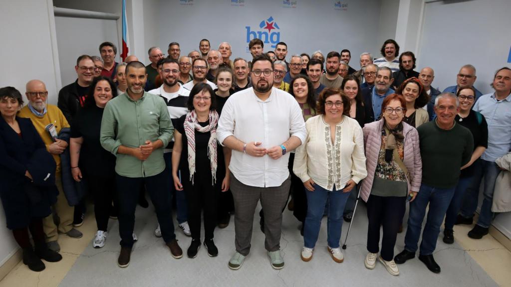 Xabier P. Igrexas (no centro) coa Asemblea Local do BNG de Vigo