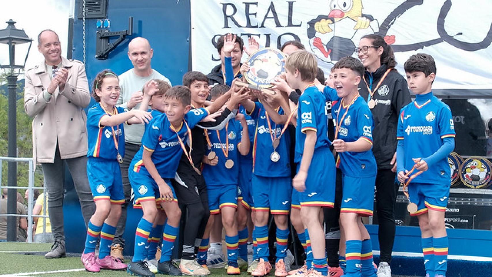Foto de la entrega de trofeos en la gran fiesta del fútbol base del Real Sitio de San Ildefonso.