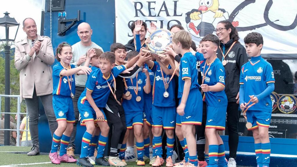 Foto de la entrega de trofeos en la gran fiesta del fútbol base del Real Sitio de San Ildefonso.