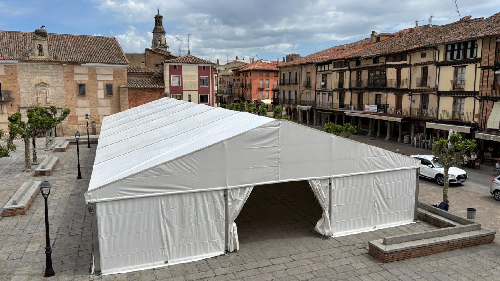 Carpa instalada en Toro para disfrutar de la Feria del Libro.