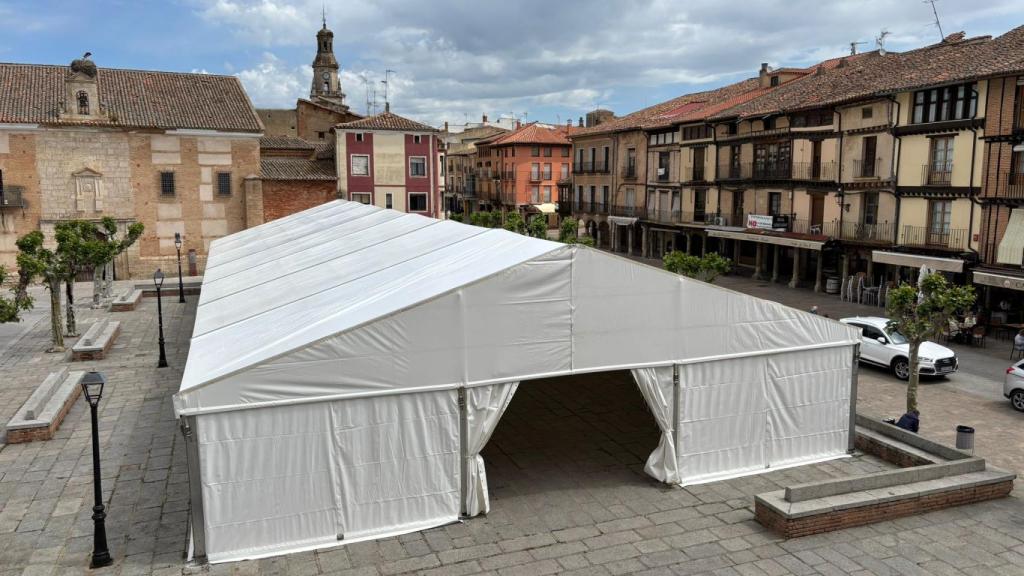 Carpa instalada en Toro para disfrutar de la Feria del Libro.