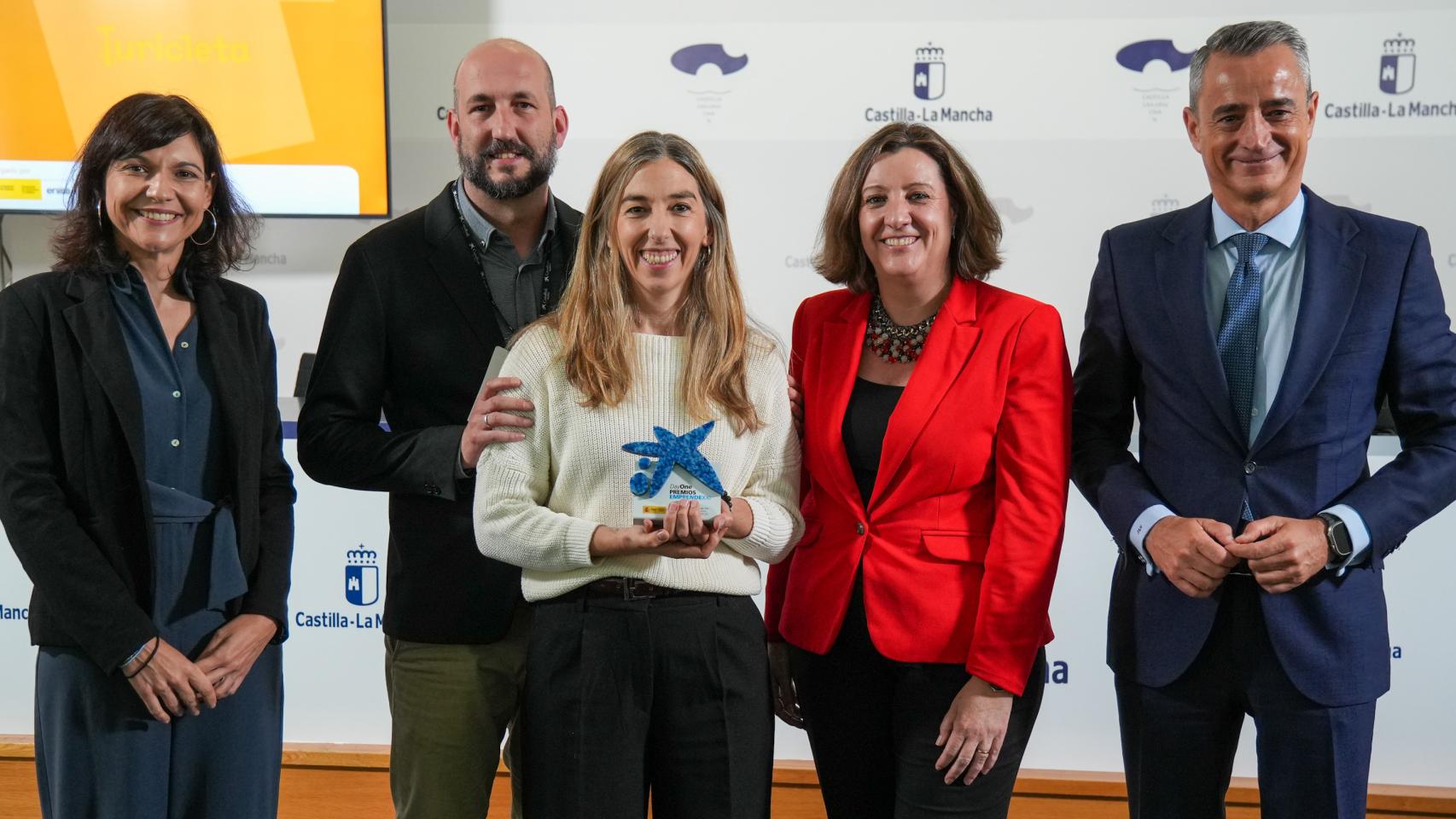 Mariana Boadella, en el centro, junto a las autoridades y representantes de laCaixa.