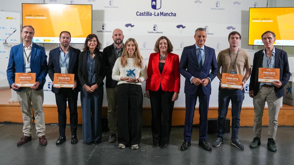 Finalistas y autoridades.