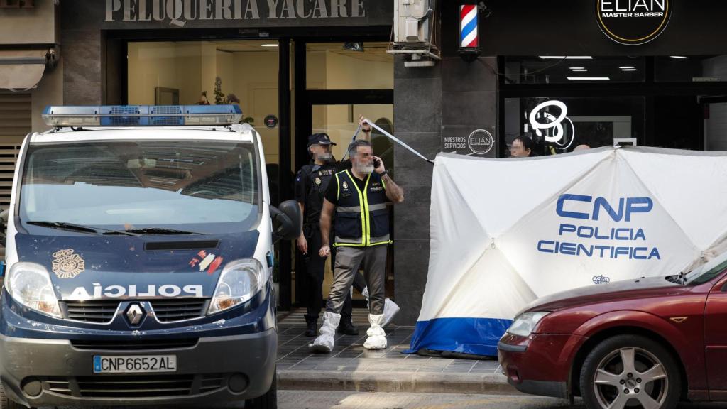 Agentes de la Policía Nacional, en el lugar donde un hombre de 26 años apuñaló mortalmente a otro en Valencia. Efe / Manuel Bruque