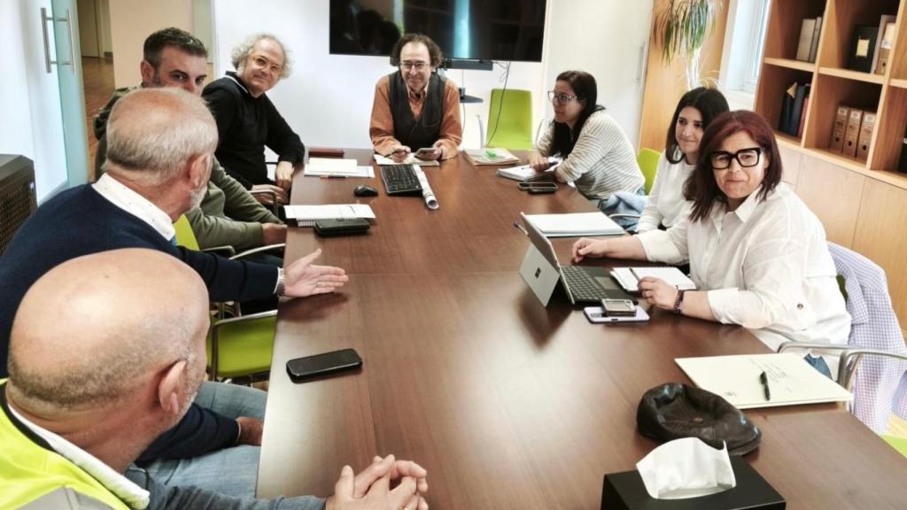 La concejala de Rural, Pilar Lueiro, y el edil de Servizos Básicos e Sustentabilidade, Xesús Domínguez, se reunieron este jueves con personal técnico de sus departamentos y de la empresa encargada de los desbroces.