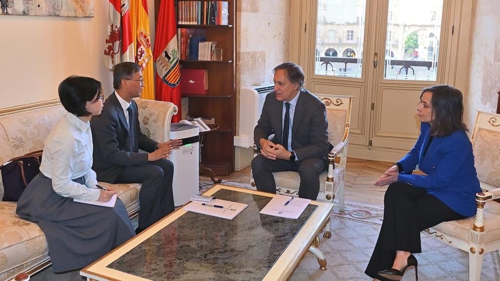 El embajador chino en España, Jao Jing, charlando en el Ayuntamiento de Salamanca con el alcalde, Carlos García Carbayo y la concejala Carmen Seguín.