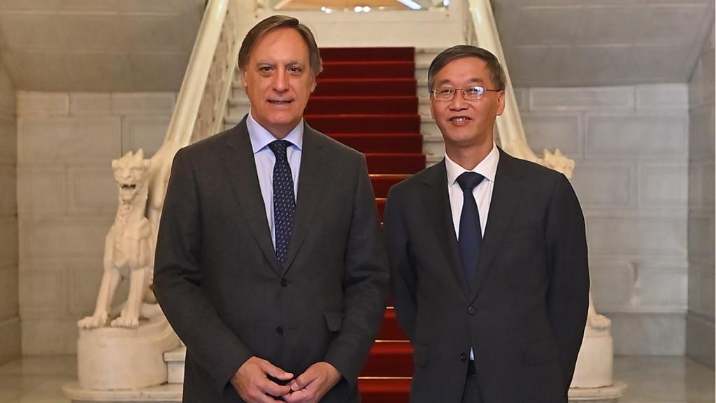 El alcalde, Carlos García Carbayo y el embajador chino en España, Jao Jing, en el zaguán del Ayuntamiento de Salamanca.