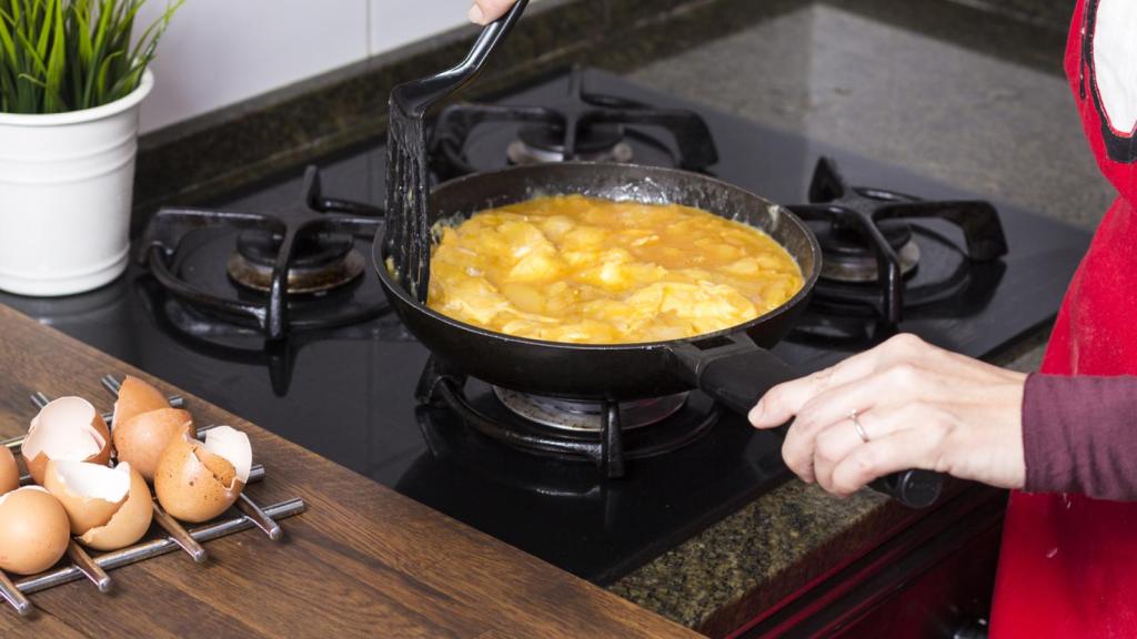 Imagen de la preparación de una tortilla.