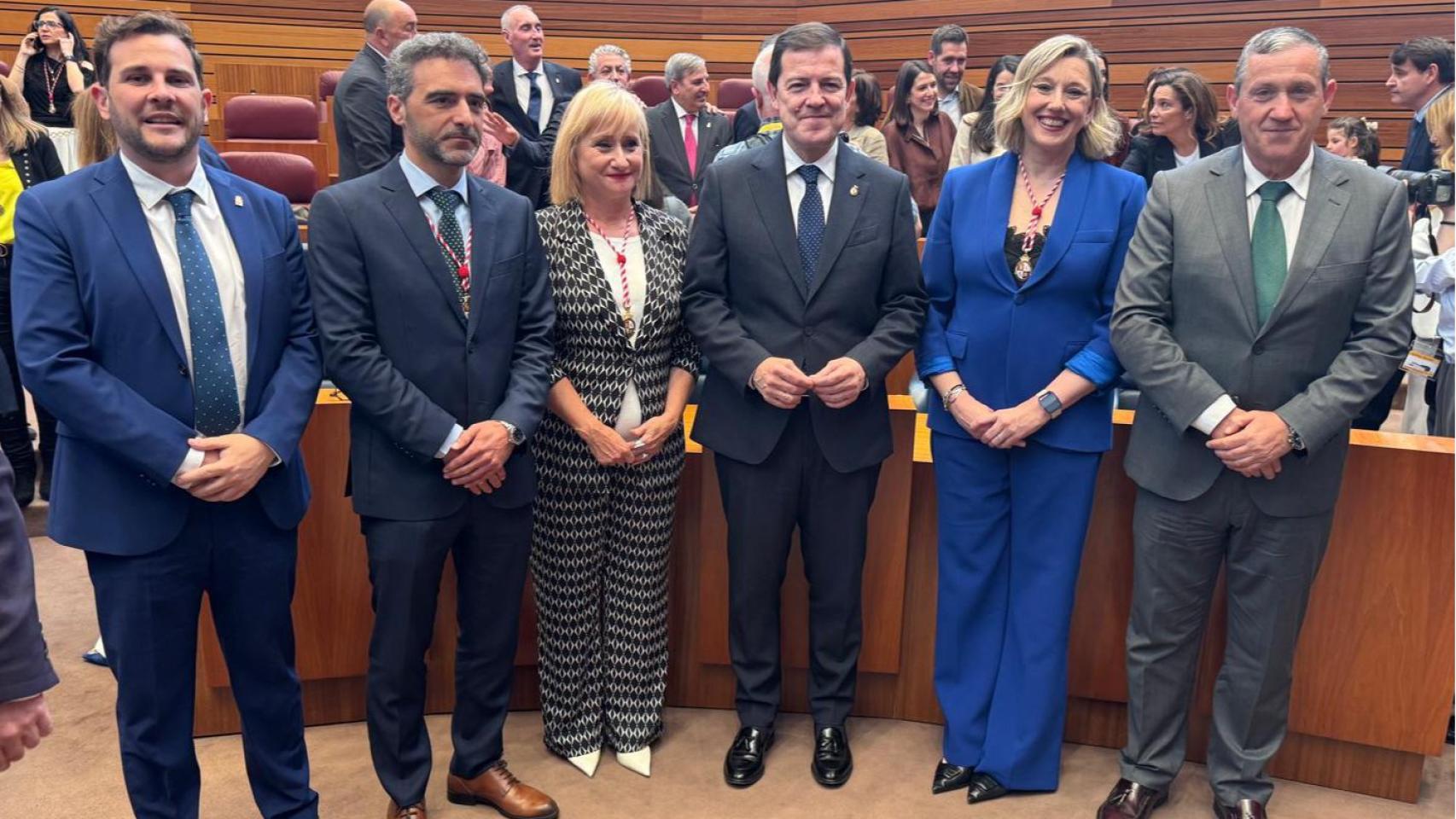 Miembros del Partido Popular de Zamora, posando en una imagen con el presidente Alfonso Fernández Mañueco y la vicepresidenta de la Junta de Castilla y León.