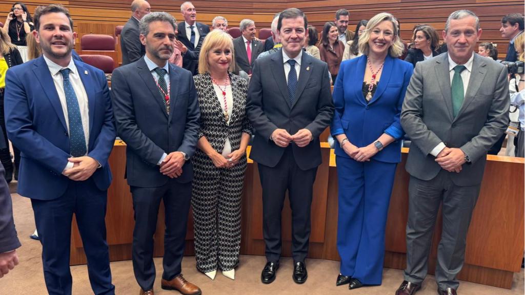 Miembros del Partido Popular de Zamora, posando en una imagen con el presidente Alfonso Fernández Mañueco y la vicepresidenta de la Junta de Castilla y León.