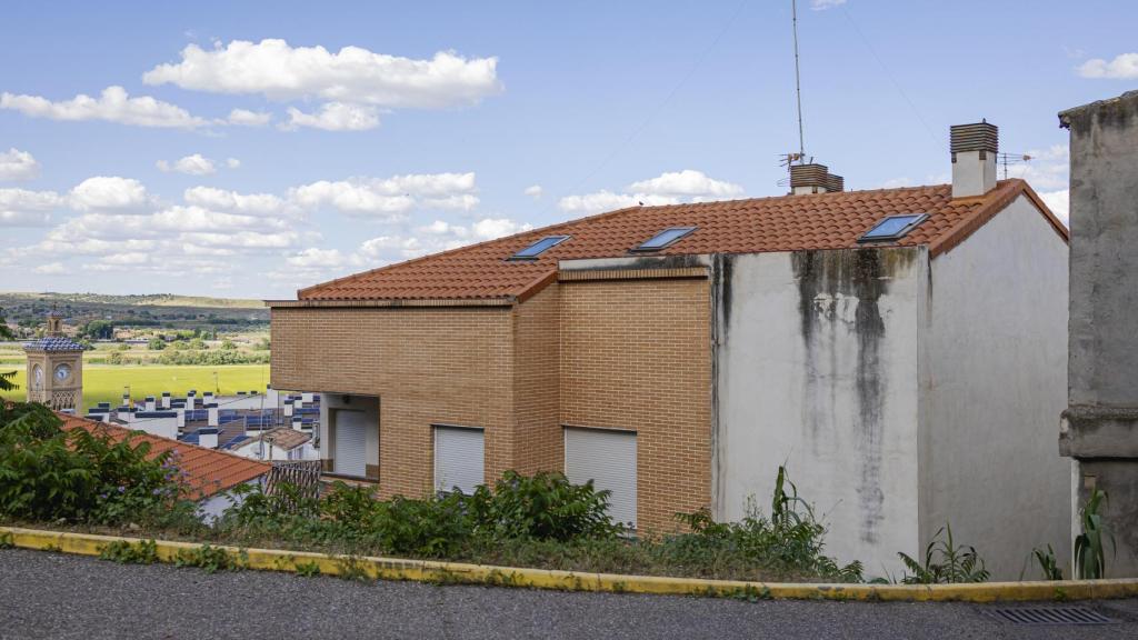 El inmueble se ubica a escasos metros de varios bloques residenciales, en un punto escondido del barrio pero próximo al paseo de la Rosa y la estación de tren.