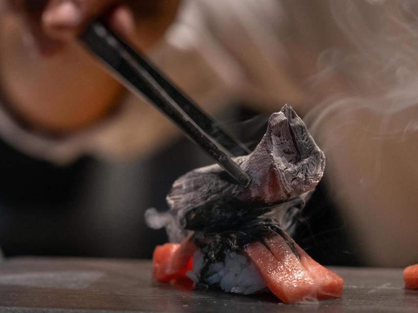 Nigiri de toro con mantequilla de caviar, pasado por el carbón.