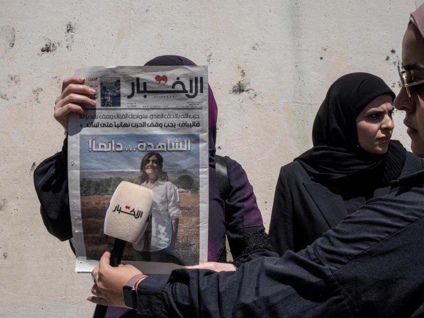 Durante una vigilia en la Plaza de los Mártires de Beirut para denunciar el asesinato del periodista, un colega del periodista Amal Khalil colocó un micrófono en un periódico que mostraba el rostro de Amal.
