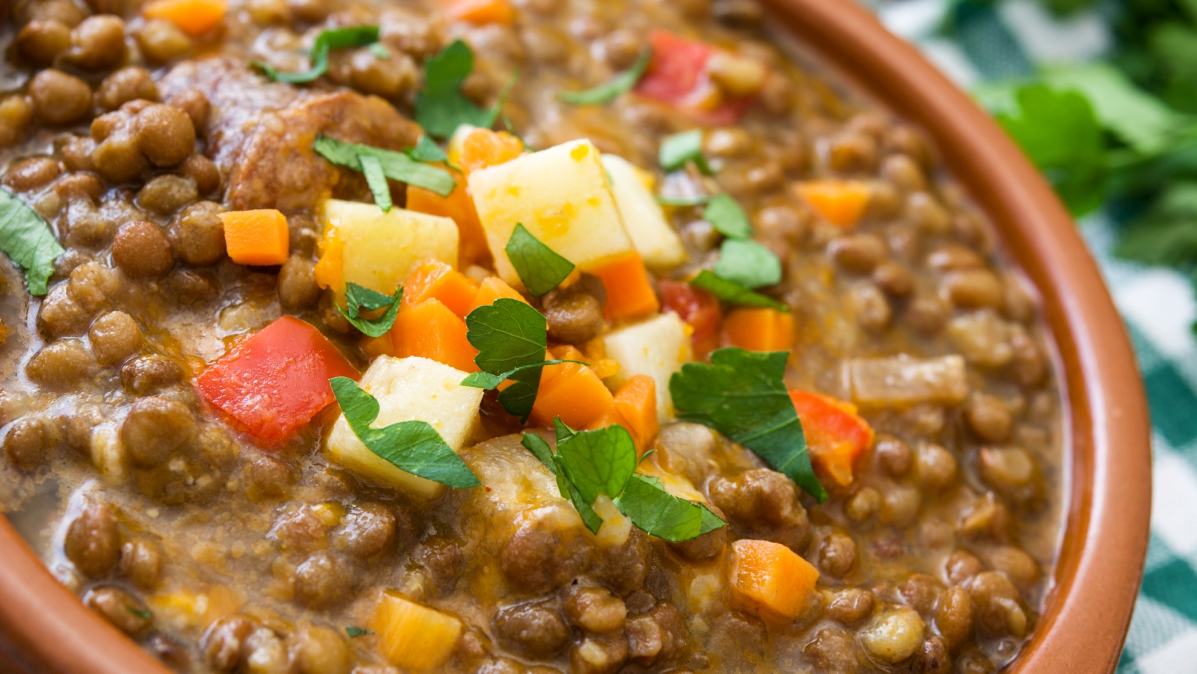 Un bol de lentejas con verduras