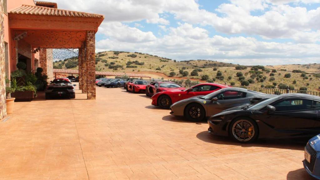Coches de alta gama en el hotel 'La Caminera'.